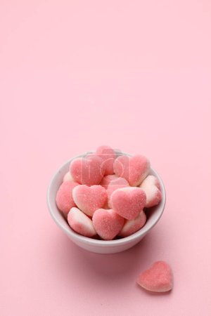 Téléchargez les photos : Guimauves roses en forme de coeur sur un fond violet. Saint Valentin. - en image libre de droit
