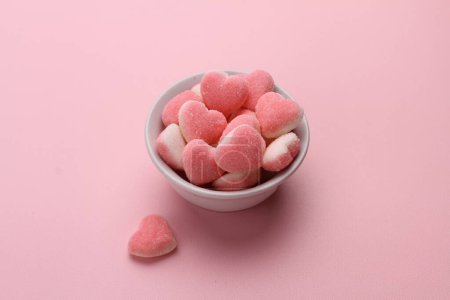 Téléchargez les photos : Guimauves roses en forme de coeur sur fond rouge. Saint Valentin. - en image libre de droit