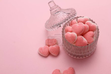 Foto de Corazón de San Valentín forma de corazón rosa y púrpura en el fondo con espacio de copia - Imagen libre de derechos