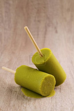 Téléchargez les photos : Crème glacée aux feuilles vertes sur fond de bois - en image libre de droit