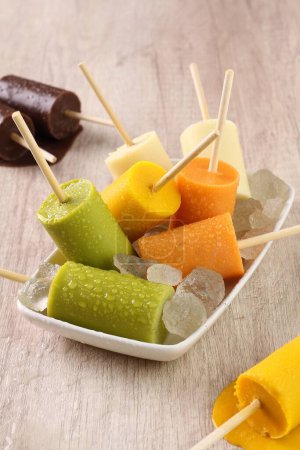 Téléchargez les photos : Crème glacée colorée aux fruits et légumes - en image libre de droit