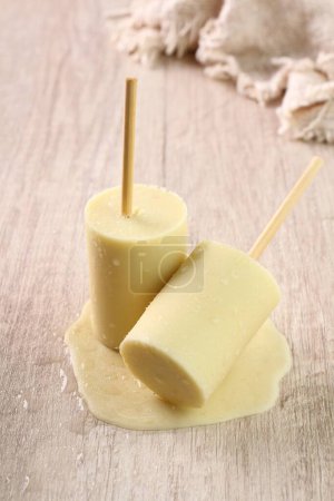 Téléchargez les photos : Crèmes glacées sur planche en bois - en image libre de droit