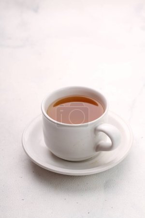Téléchargez les photos : Tasse de thé et une soucoupe sur fond blanc, vue de dessus. - en image libre de droit