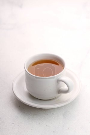Foto de Taza de té negro sobre fondo blanco - Imagen libre de derechos