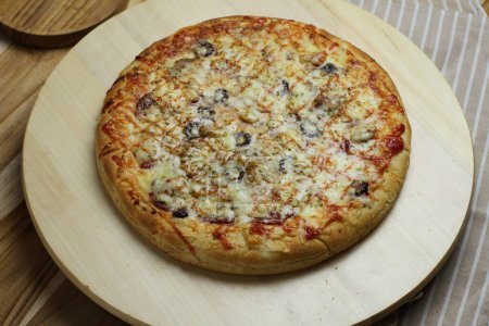 Téléchargez les photos : Pizza au fromage et champignons - en image libre de droit