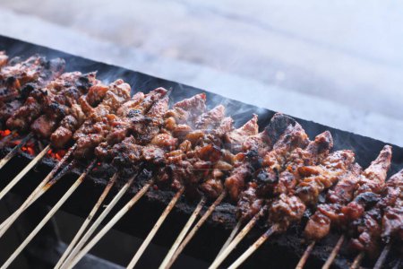 Téléchargez les photos : Côtes de viande grillées sur le barbecue au charbon de bois - en image libre de droit