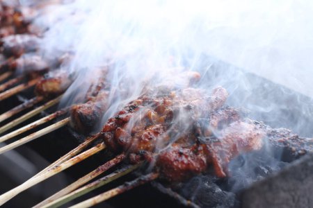 Téléchargez les photos : Côtes de viande grillées sur le barbecue au charbon de bois - en image libre de droit