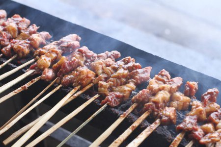 Téléchargez les photos : Barbecue avec viande et légumes - en image libre de droit