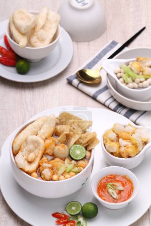 Téléchargez les photos : Fried fish with vegetables and sauce on white plate - en image libre de droit
