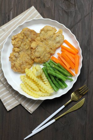 Téléchargez les photos : Poitrine de poulet grillée aux pommes de terre et aux carottes. - en image libre de droit