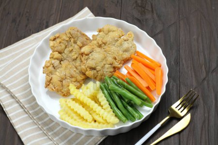 Photo for Fried chicken with vegetables and mashed potatoes - Royalty Free Image