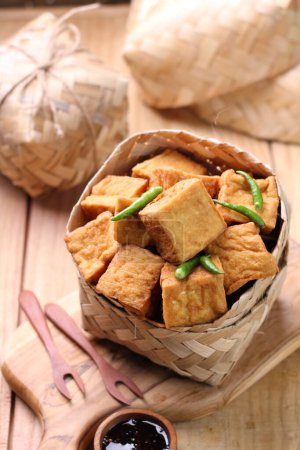 Foto de Tofu frito y arroz con salsa - Imagen libre de derechos