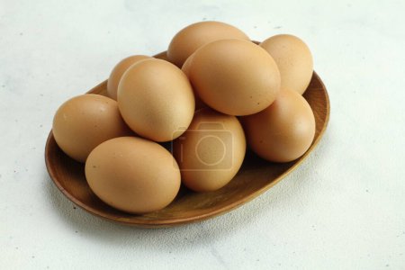 Foto de Huevos en un tazón sobre un fondo blanco - Imagen libre de derechos