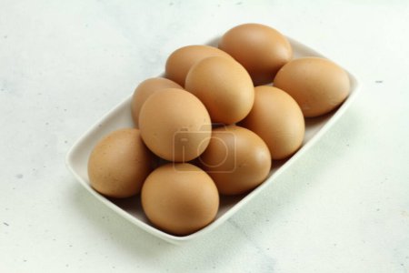 Foto de Huevos en un tazón sobre un fondo blanco - Imagen libre de derechos