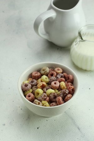 Foto de Cereales de desayuno con leche y bayas - Imagen libre de derechos