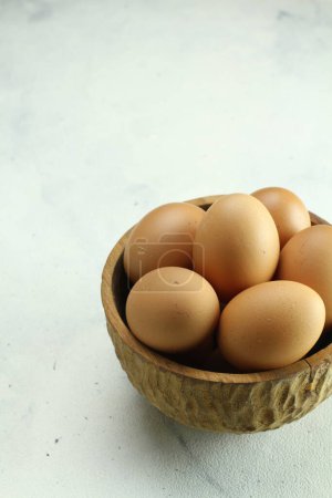 Téléchargez les photos : Œufs de poulet dans un bol sur fond blanc - en image libre de droit