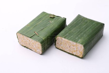 Téléchargez les photos : Feuilles de bambou vert sur fond blanc - en image libre de droit