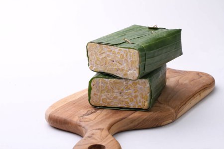 Téléchargez les photos : Thé vert avec riz et tofu sur fond blanc - en image libre de droit