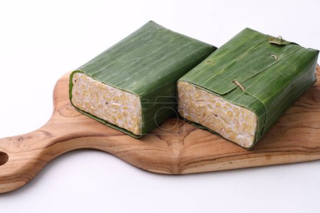 Téléchargez les photos : Feuille de bambou vert avec pâte d'aloe vera sur fond blanc - en image libre de droit