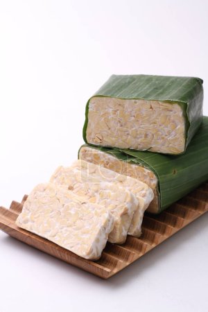 Foto de Primer plano de un trozo de tofu sobre fondo blanco - Imagen libre de derechos