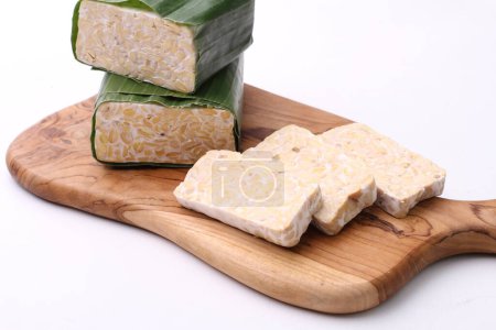 Téléchargez les photos : Tofu fromage avec feuille verte sur fond blanc - en image libre de droit