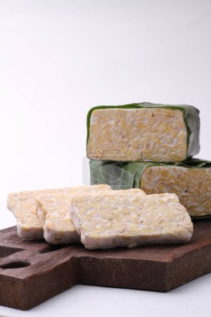 Téléchargez les photos : Gros plan d'un morceau de fromage sur fond blanc - en image libre de droit