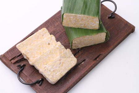 Téléchargez les photos : Thé vert avec fromage et beurre sur fond blanc - en image libre de droit