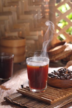 Téléchargez les photos : Thé turc avec café et bâtonnets de cannelle sur table en bois - en image libre de droit