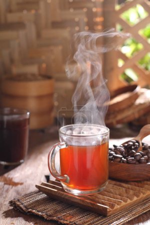Téléchargez les photos : Café chaud avec une tasse de thé et un verre de lait sur une table en bois - en image libre de droit