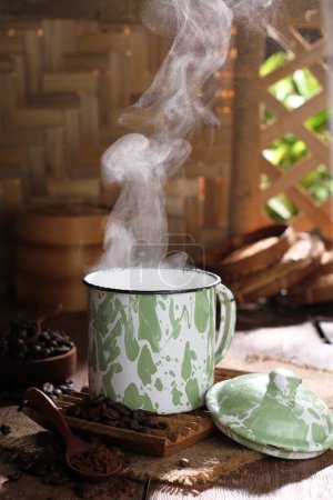 Téléchargez les photos : Tasse à café et thé sur table en bois - en image libre de droit