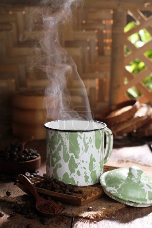 Foto de Taza de café con canela y anís sobre fondo de madera - Imagen libre de derechos