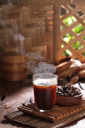 Foto de Taza de café con palitos de canela en la mesa de madera - Imagen libre de derechos