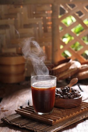 Téléchargez les photos : Tasse à café avec thé aromatique frais sur table en bois - en image libre de droit