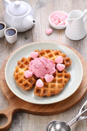 Foto de Delicious waffle with chocolate and ice cream - Imagen libre de derechos