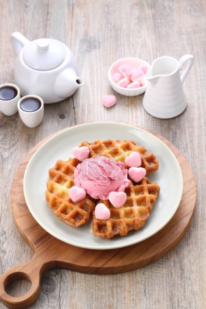 Téléchargez les photos : Délicieux petit déjeuner avec chocolat et fraise - en image libre de droit