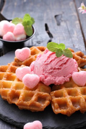 Téléchargez les photos : Ice cream with raspberries and mint on a wooden background - en image libre de droit