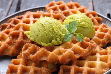 Téléchargez les photos : Ice cream with chocolate and mint on wooden background - en image libre de droit