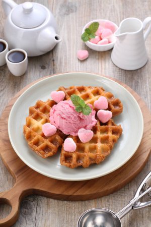 Téléchargez les photos : Crème glacée au chocolat et framboises sur une assiette - en image libre de droit