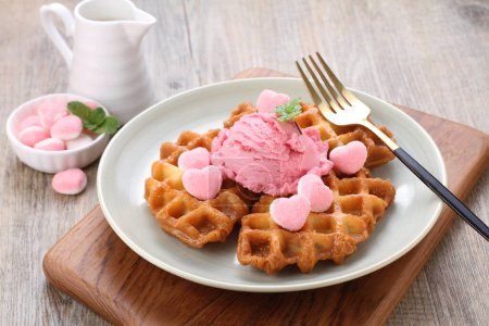 Foto de Delicioso waffle con helado y chocolate en mesa de madera - Imagen libre de derechos