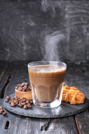 Foto de Taza de café con chocolate sobre fondo de madera - Imagen libre de derechos