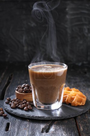 Téléchargez les photos : Café avec chocolat et cannelle sur un fond en bois - en image libre de droit