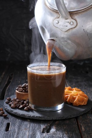 Foto de Taza de café con chocolate y canela sobre un fondo de madera - Imagen libre de derechos