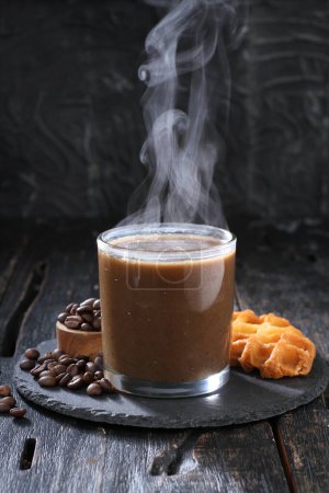 Foto de Café con chocolate y caramelo sobre fondo de madera - Imagen libre de derechos