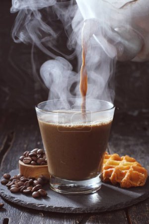 Foto de Café con leche sobre un fondo oscuro - Imagen libre de derechos