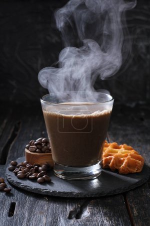 Foto de Taza de café con chocolate y canela sobre un fondo oscuro - Imagen libre de derechos