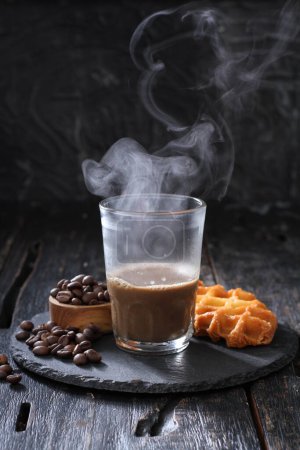 Foto de Taza de café con chocolate y canela sobre un fondo de madera - Imagen libre de derechos