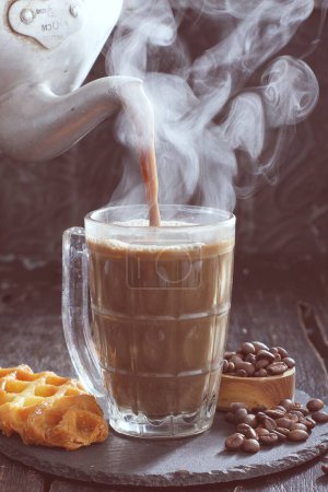 Foto de Taza de café con chocolate y azúcar sobre un fondo de madera - Imagen libre de derechos