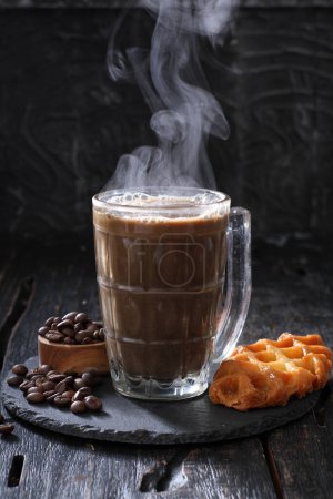 Téléchargez les photos : Tasse de café avec chocolat et cannelle sur un fond en bois - en image libre de droit