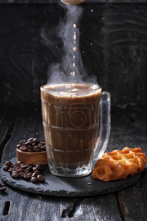 Téléchargez les photos : Café chaud avec chocolat et cannelle sur un fond en bois - en image libre de droit