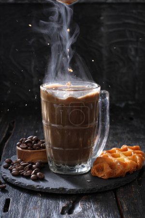 Photo pour Chocolat chaud avec cannelle et grains de café sur un fond en bois. - image libre de droit